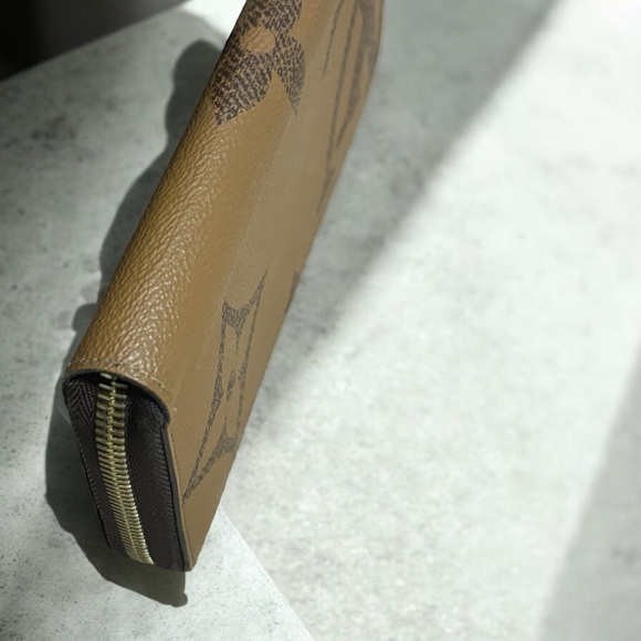 2020’ Louis Vuitton Giant Reverse Monogram Zippy Wallet - Picture 11 of 12